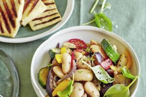 Gemüse-Bohnen-Salat mit gegrilltem Halloumi