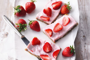 Cheesecake-Bars mit Erdbeeren und Honig