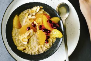 Kokos-Porridge mit Granatapfel