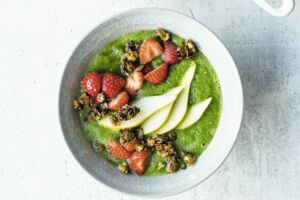 Grüne Smoothie-Bowl mit Crunch