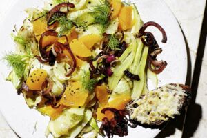 Warmer Fenchel-Orangen-Salat mit Parmesan-Crostini