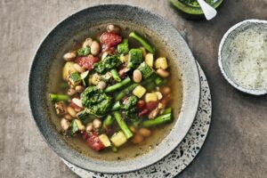 Provenzalische Gemüsesuppe 
Soupe au Pistou
