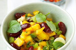 Bohnen-Mango-Salat mit Minze