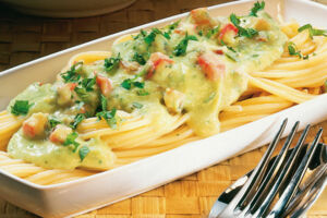 Spaghetti mit Tomaten-Avocado-Sauce