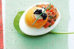 Eier mit Lachstatar und Kaviar