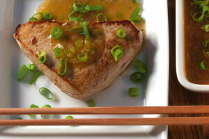 Tunfisch mit Sesam-Soja-Sauce