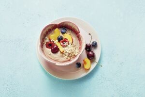 Nussjoghurt mit Obst und Haferflocken