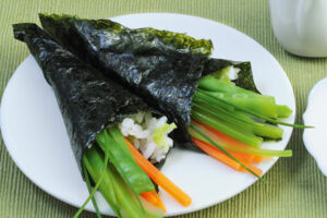 Kleine Temaki-Sushi mit Gemüse