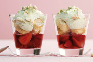 Erdbeer-Trifle mit süßer Basilikumsahne