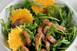 Rucola-Filet-Salat mit Parmesan-Chips