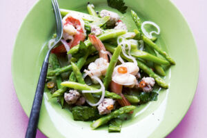 Pikanter Salat mit grünem Spargel (Yam Noh Maai Farang)
