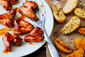 Chicken Wings mit Paprika-Sesam-Kümmel-Kartoffeln