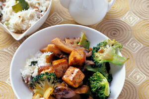 Gegrillter Tofu mit Brokkoli und Algenreis