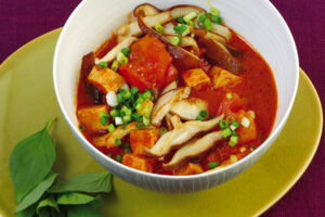 Rotes Tofu-Curry mit Shiitake