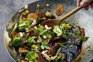 Gemüse-Wok mit gehobeltem Tofu