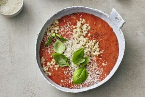 Italienische Tomatensuppe 
mit Gerste und Pecorino