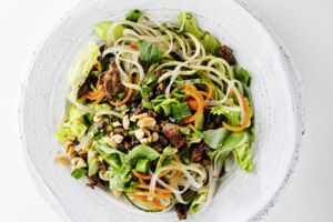 Thai-Gemüsenudelsalat 
mit pikantem Hackfleisch