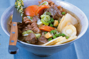 Nudel-Gemüse-Suppe mit Rindfleisch