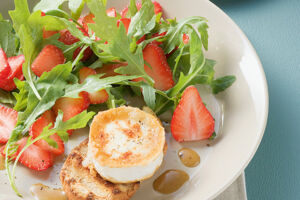 Rucola-Erdbeer-Salat mit Ofenkäse