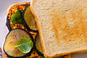 Auberginen-Sandwich mit Mozzarellatatar