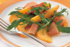 Rucola-Schinken-Salat mit Pfirsich