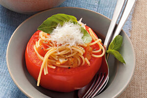 Gefüllte Spaghettini-Tomaten mit süßsaurer Tomatensauce