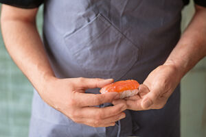 Sushi selber essen Nigiri Fisch auf Reis legen