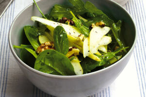 Spinat-Rucola-Salat mit Walnüssen und Birnen