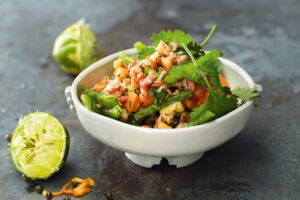 Papaya-Paprika-Salat mit Krabben und Kräuter-Limetten-Dressing