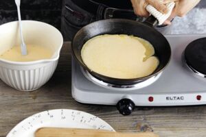 Zubereitung Pfannkuchen - Teig in die Pfanne geben