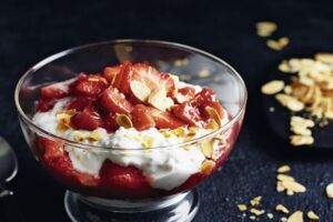 Chia-Joghurt mit Erdbeer-Rhabarber-Kompott