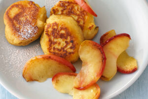 Kartoffelplätzchen mit gebratenen Äpfeln