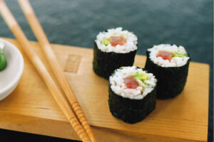 Sushi mit Avocado und Tunfisch