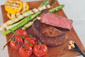 Steaks mit gegrilltem Gemüse