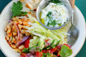 Türkische Salatplatte mit Cacik