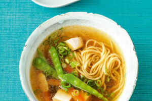 Asiatische Nudel-Suppe mit Tofu