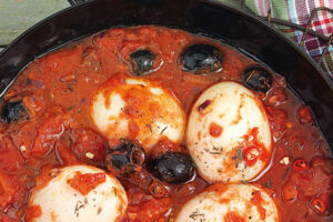Wachsweiche Eier in Tomatensauce