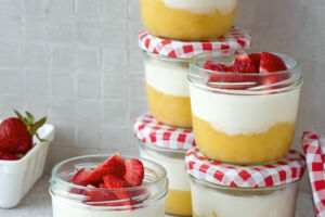 Zitronen-Joghurt mit Erdbeeren