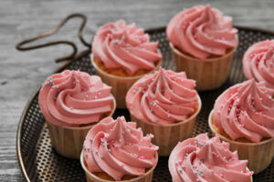 Passionsfrucht-Cupcakes mit Himbeerfrosting