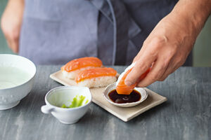 Sushi selber essen Nigiri mit Sojasauce essen