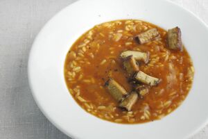 Tomaten-Reis-Suppe mit Räuchertofu