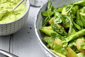 Spargel-Kartoffel-Salat mit Erbsencreme