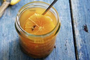 Orangen in Rum-Nelken-Sirup