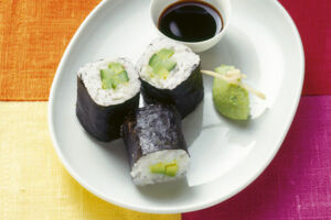 Sushi mit Avocado-Ingwer-Dip