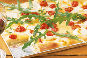 Pizza mit Rucola, Tomaten und Mozzarella