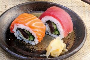 Regenbogen-Sushi mit Lachs und Thunfisch