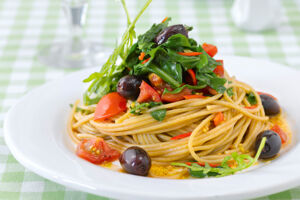 Spaghetti mit Rucola und schwarzen Oliven