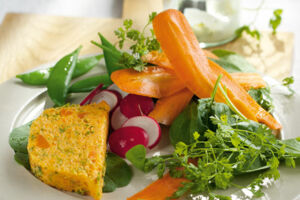 Möhrenterrine mit Zuckerschoten-Spinat-Salat