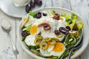 Mediterraner Eiersalat mit Zucchini und Sardellencreme-Dressing
