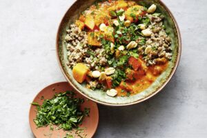 Kürbis-Tomaten-Curry mit Linsen-Quinoa-Mix und Erdnüssen